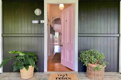 Image de The Pink Door - 3 Bedroom Cottage - Walking Distance to Town