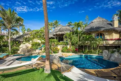 Image de Spacious 7 Br Luxury Beachfront Villa Las Rocas w/ Pool, Jacuzzi, Bbq + More!