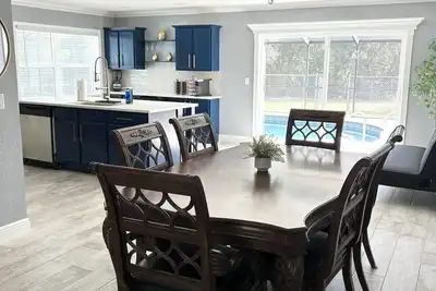 Image de Beautiful home with Screened-In-Optional Heated Pool+Fence+Arcade + Karaoke+Bbq