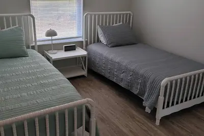 Image de 3-bedroom townhome in tranquil Taylors with cool Ac