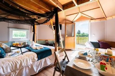 Image de Design-Lodge-Sleeps 2-6 - Mezzanine-Vue sur le bois-Salle de bain privée