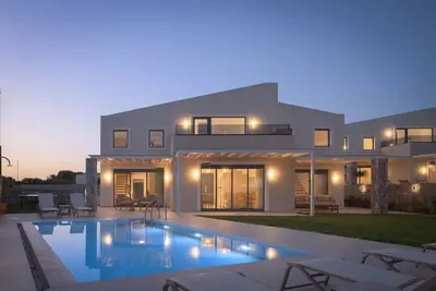Image de New Villa W/Heated Pool, 5 min Walk to Beach & Amenities
