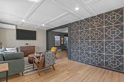 Image de Located on Prime Street: Parking:Game Room: Bay View