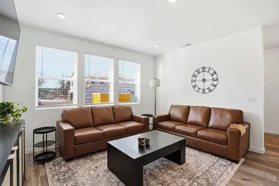 Image de Modern 4br Home in Eagle | Sleeps 11 | Pool, Park, Near Boise