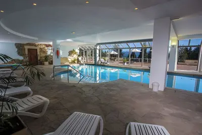 Image de 2 Mountain Getaways w/ Breakfast, Indoor Pool & Near Civic Center