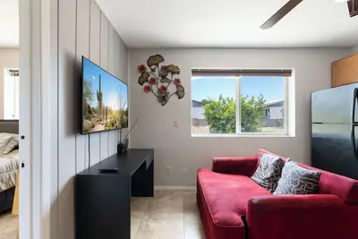 Image de 2br Stay with Patio, Yard, Workspace, Near Downtown