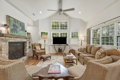 Image de Wooded Highlands Cottage - Patios & Fireplace