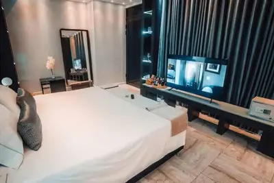 Image de Exclusive penthouse: 15 bedrooms, Jacuzzis and nightlife