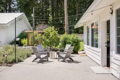 Image de Sunlit Canal Haven: Picturesque Cottage Retreat