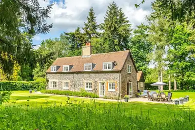 Image de Marvellous secluded forest lodge - Stone Hall