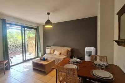 Image de Mini villa avec piscine, mer à pied, wifi, clim dans résidence ***