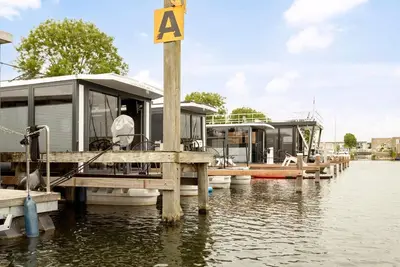 Image de Cosy tiny houseboat near beach and restaurants by Weltevreden Experience