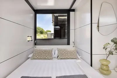 Image de Cosy tiny houseboats near the beach and restaurants!
