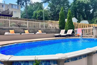 Image de Family Oasis -  Heated Pool - Parking + Garage - Near Pgh - 4br/2bt - Sleeps 10