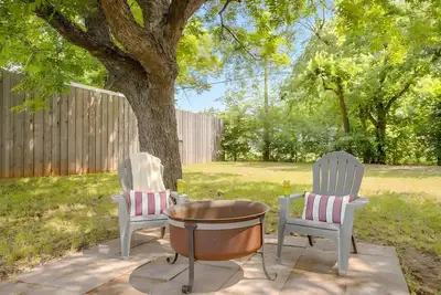 Image de Granbury Retreat Sleeps 6- Near Historic Square + Fire Pit