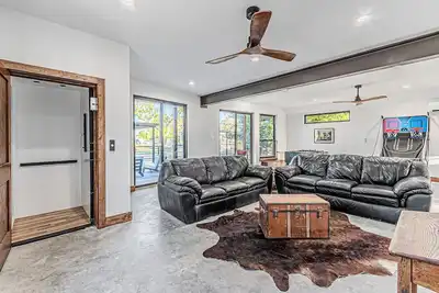 Image de Amazing Custom Lake Front with an elevator and Brand New Boat Dock!