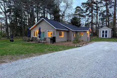Image de Summer Cottage • Sleeps 8 • Pool • Bikes • Walk to Beach • Tennis