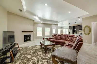 Image de 2 Mi to Dtwn! Bright Arlington Home w/ Fenced Yard