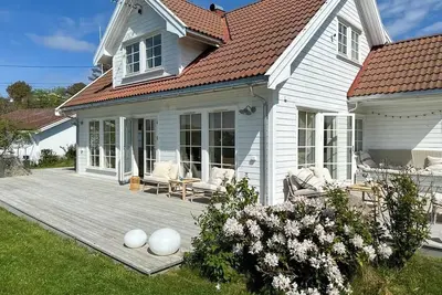 Image de Chalet avec jardin fleuri et véranda à Hvasser