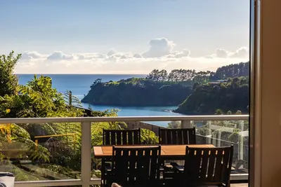 Image de Miro Ridge in Palm Beach - Miro Ridge is a spacious elevated holiday home overlooking Palm Beach with sea views and generous indoor-outdoor living. Large sliding doors open to an expansive deck, while the open plan lounge and entertainer’s kitchen cr