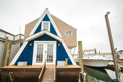 Image de Unique Cozy A-Frame Houseboat Close to Jones Beach for an Unforgettable Coastal Getaway in Seaford, New York