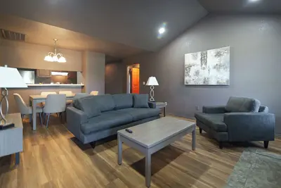 Image de The Greyline Getaway- 3B2Bth with Fenced Backyard