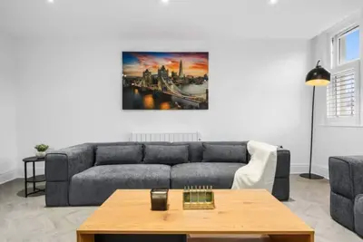 Image de Stylish Central Apartment with Workspace