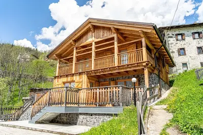 Image de Chalet Mountain: Peace and Independence