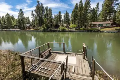 Image de Large Riverfront Home, Private Dock, Fire Pit