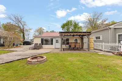 Image de Round Lake Cozy Getaway 3-bedroom cottage Sleeps 6 with optional Pontoon Boat