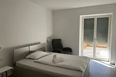 Image de Appartement accessible '3' avec jardin, Wi-Fi et climatisation