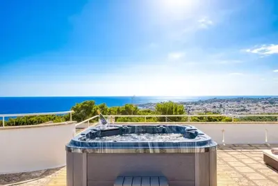 Image de Maison avec terrasse, vue mer et jacuzzi extérieur