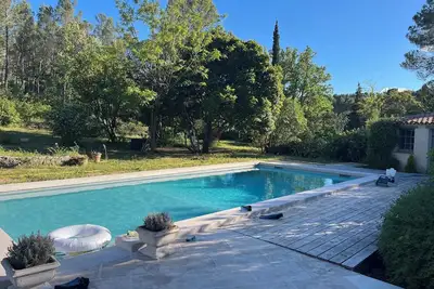 Image de Agréable villa au milieu des pins et des vignes de Provence