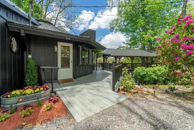 Image de The Cullowhee Cabin | Restful Retreat | Mountain View | Fire Pit | Games