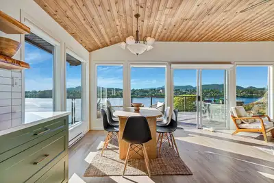 Image de Quiet Luxury Waterfront Sanctuary: West Coast Family Escape with Private Dock