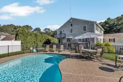 Image de Cape Cod Getaway\n\n Also perfect for large groups attending upcoming Fifa games