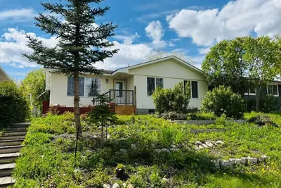 Image de Spacious 4-Bedroom Home in Nw Calgary