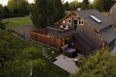 Image de A-Frame Retreat -Mountain Views • Hot Tub n fire lit nights surrounded by Bamboo