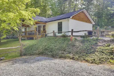 Image de Sleek Hillside Getaway in Brevard, Dogs Welcome!