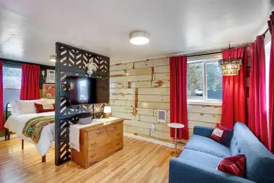 Image de Units 1 & 2: Two Suites, Sleeps 4, 3 Mi to Dtwn