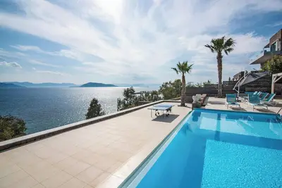 Image de Welcome to Red Rock Villa, a serene seafront retreat for pure relaxation