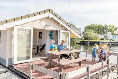 Image de Séjour en chalet de marina pour 4 au bord de l'eau