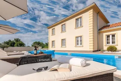 Image de Villa à Rojnići avec piscine