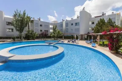 Image de Property with pool, 100 meters from the beach and Pine Walk.
