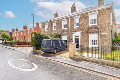 Image de Five-bedroom Victorian townhouse in central Norwich, built for contractor teams. 8 separate beds, 5 bedrooms, 2 off-street parking spaces big enough for vans. 2 great ale pubs across the road. House next door also ours for bigger teams.
