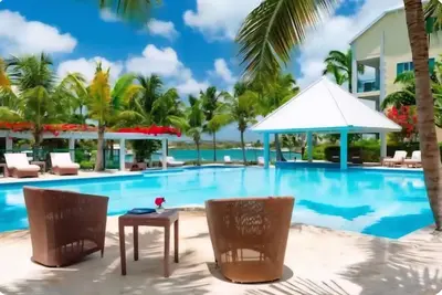 Image de Spacious luxury suite in exclusive gated community steps from Grace Bay Beach.