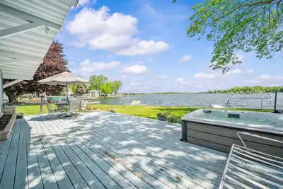 Image de Wake up to sunrise views over Paw Paw Lake at this cozy lakefront cottage with a dock, hot tub, and room for 8.