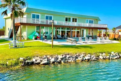 Image de Indoor/Outdoor Pool Sleeps 25 Waterfront Lakehouse