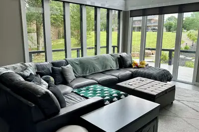Image de Modern Glass Retreat + Woodland View