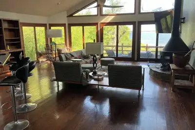 Image de Mid-Century Modern Lakehouse, Direct Lake Access & Cove Front Views